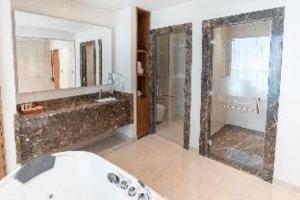 Bilik mandi di Century Hotel Doha