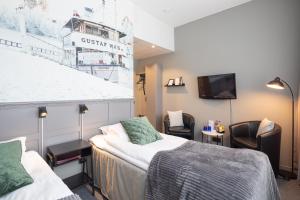 um quarto de hotel com uma cama e uma televisão em Hotell Leksand em Leksand