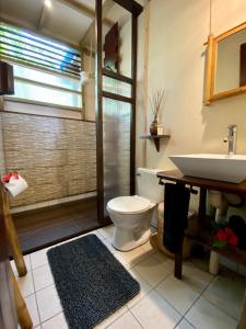 uma casa de banho com um lavatório, um WC e um chuveiro em Little Corn Island Beach and Bungalow em Ilhas do Milho