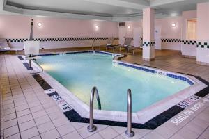 una gran piscina en una habitación de hotel en Holiday Inn Express Hotel & Suites Pittsburgh-South Side, an IHG Hotel, en Pittsburgh