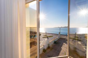 vista para o oceano a partir de um quarto de hotel em BestVillas Foz do Minho em Caminha