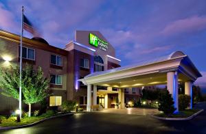 セントラル・ポイントにあるHoliday Inn Express Hotel & Suites Medford-Central Point, an IHG Hotelの建物正面の看板のあるホテル