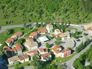 eine Luftansicht eines Hauses in einem Berg in der Unterkunft Vallon des sources digne les bains in Digne-les-Bains