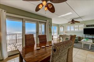 Un comedor con mesa y vista al mar. en Oceans Of Amelia, en Fernandina Beach