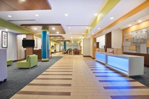 Holiday Inn Express & Suites Uniontown, an IHG Hotel 로비 또는 리셉션