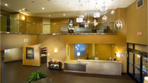 een lobby van een ziekenhuis met een wachtkamer bij Holiday Inn Express Pocatello, an IHG Hotel in Pocatello