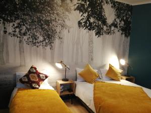 トゥールにあるHotel Du Cygne Toursのベッド2台が隣同士に設置された部屋です。
