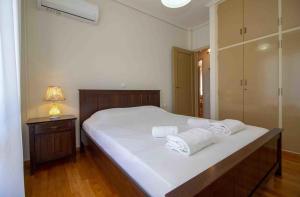 - une chambre avec un lit et 2 serviettes dans l'établissement manousi 2 - First floor, à Mystras