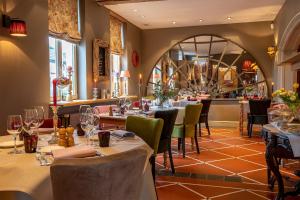 a restaurant with tables and chairs and a bar at Auberge l'Entrecôte in Kluisbergen