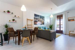 a living room with a table and a couch at Apartamentos Baiti Ronda in Ronda