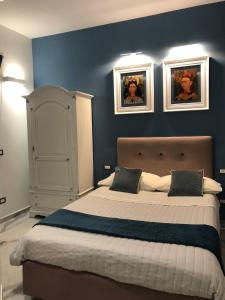 A bed or beds in a room at Frida Kahlo appartament
