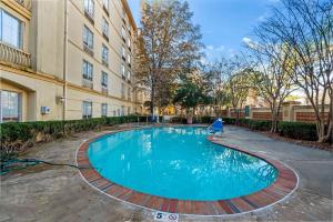 a swimming pool in front of a building at La Quinta by Wyndham Memphis Primacy Parkway in Memphis