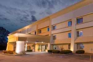 un grand bâtiment d'hôtel avec un parking dans l'établissement La Quinta by Wyndham Jackson, à Jackson