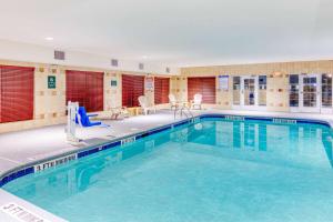 una gran piscina en una habitación de hotel en La Quinta by Wyndham Macon West, en Macon