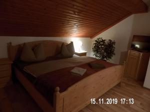 Tempat tidur dalam kamar di Bergbaude Albrechts