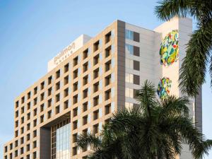 Un edificio con un orologio sul lato. di Pullman Miami Airport a Miami