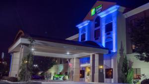 um hotel com luzes azuis na frente em Holiday Inn Express Hotel & Suites Newton Sparta, an IHG Hotel em Newton