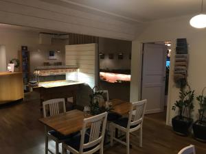 Port Hotel Apartments في كارلسهامن: مطبخ وغرفة طعام مع طاولة وكراسي