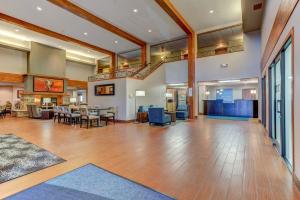 ein großes Wohnzimmer mit Holzboden und ein Esszimmer in der Unterkunft Holiday Inn Express Hotel & Suites Montrose - Black Canyon Area, an IHG Hotel in Montrose