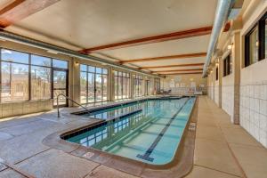 een groot binnenzwembad in een gebouw bij Holiday Inn Express Hotel & Suites Montrose - Black Canyon Area, an IHG Hotel in Montrose