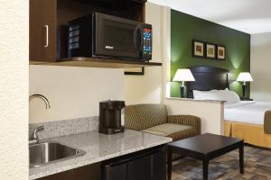 A kitchen or kitchenette at Holiday Inn Express Pekin - Peoria Area, an IHG Hotel