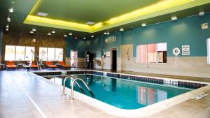 - une grande piscine dans un grand bâtiment dans l'établissement Holiday Inn Express & Suites Kingston-Ulster, an IHG Hotel, à Lake Katrine