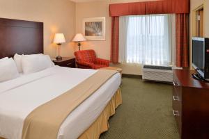 מיטה או מיטות בחדר ב-Holiday Inn Express & Suites - Ocean City, an IHG Hotel