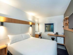 Tempat tidur dalam kamar di ibis Budget - Enfield