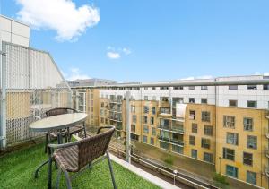 Stevenage's No1 Town Centre Apartment, Upto 5 People, With Free Car Park - Book Today