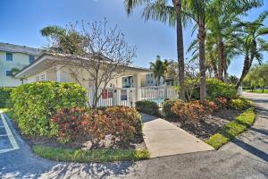 Κήπος έξω από το Large Balcony and Water Views Indian Shores Condo!