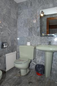 Ένα μπάνιο στο Apartamentos Goya 75