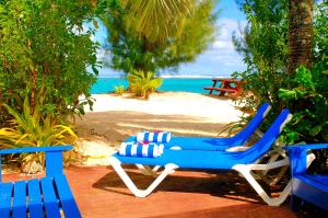 ラロトンガ島にあるThe Rarotongan Beach Resort & Lagoonariumの青白の椅子