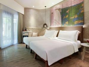 Säng eller sängar i ett rum på Mercure Kuta Bali