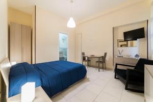 1 dormitorio con 1 cama azul y sala de estar en Casa del Pescatore, en Castellammare di Stabia