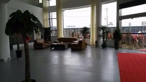 杭州的住宿－7天连锁酒店(杭州萧山国际机场西大门店)，大厅,大厅里长着长沙发和盆栽植物