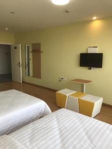 Телевизор и/или развлекательный центр в 7 Days Inn (Hangzhou Xiaoshan Airport West Gate)