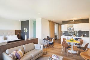 a living room with a couch and a kitchen at Cassa Luxury Homes in Bogotá +122 photos