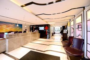een lobby met stoelen en een bar in een gebouw bij Lavande Hotels·Hangzhou Xiaoshan International Airport in Hangzhou
