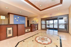 een grote woonkamer met een open haard en een lobby bij Holiday Inn Express Hotel & Suites Las Cruces, an IHG Hotel in Las Cruces