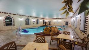 בריכת השחייה שנמצאת ב-Holiday Inn Express Hotel & Suites Pampa, an IHG Hotel או באזור
