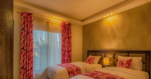 Postel nebo postele na pokoji v ubytování Shams Alweibdeh Hotel Apartments + 37 fotografií