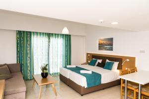 Letto o letti in una camera di Helios Bay Hotel and Suites
