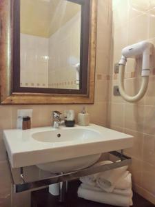 Kúpeľňa v ubytovaní Cortiletto d'Alba camere con ristorante