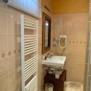 Kylpyhuone majoituspaikassa Locanda Cortiletto d'Alba