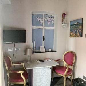 Televízia a/alebo spoločenská miestnosť v ubytovaní Cortiletto d'Alba camere con ristorante