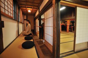 a man and woman in a room with mats on the floor at Zen no Yu in Kawazu