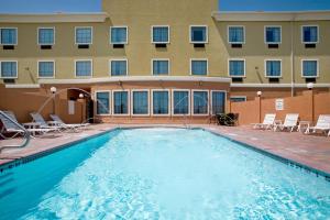 una gran piscina frente a un hotel en Holiday Inn Express Hotel and Suites Kingsville, an IHG Hotel en Kingsville