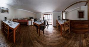 une chambre avec des tables et des chaises ainsi qu'une cuisine dans l'établissement Askha Cusco, à Cusco