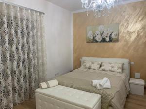 - une chambre avec un lit et un lustre dans l'établissement B&B zio Domenico, à Grumento Nova