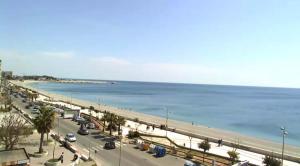una vista de una playa con coches estacionados junto al océano en Residence Bluemarine, en Sellia Marina